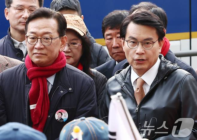국민의힘 기독인회 회장인 윤상현 의원(오른쪽)과 윤석열 대통령 변호인 석동현 변호사 등이 25일 오전 서울 종로구 안국역 인근에서 '윤석열 대통령 탄핵 각하 기원 인간띠 잇기 기도 행진'에 앞서 발언하고 있다. 2025.3.25/뉴스1 ⓒ News1 김민지 기자