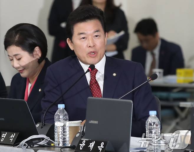 윤영석 국민의힘 의원이 14일 오전 부산 연제구 부산시청에서 열린 국회 국토교통위원회의 부산시에 대한 국정감사에서 질의하고 있다. 2024.10.14/뉴스1 ⓒ News1 윤일지 기자
