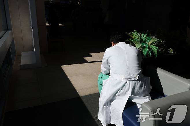 5일 서울의 한 대학병원에서 의료진이 휴식을 취하고 있다. 2025.2.5/뉴스1 ⓒ News1 신웅수 기자