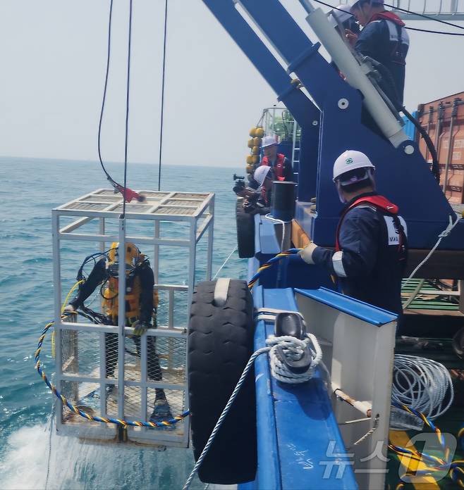 25일 오전 전남 여수시 삼산면 하백도 동쪽 해상에서 침몰한 제22서경호 실종자를 찾기 위한 민간 잠수부가 현장에 투입되고 있다.(전남도 제공. 재판매 및 DB 금지)