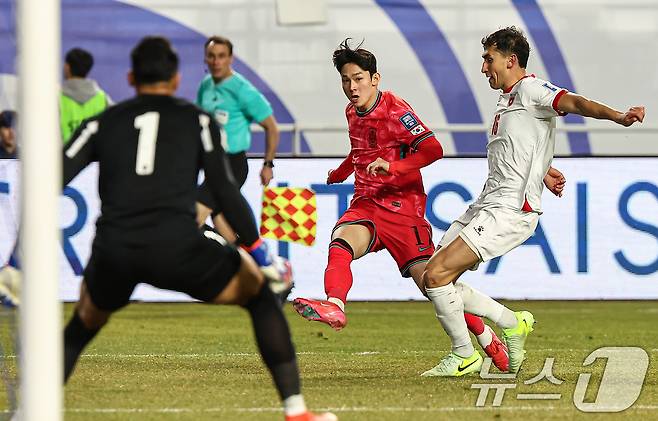 25일 오후 경기 수원월드컵경기장에서 열린 2026 국제축구연맹(FIFA) 북중미 월드컵 아시아 3차 예선 B조 8차전 대한민국과 요르단의 경기, 대한민국 양민혁이 슛을 시도하고 있다. 2025.3.25/뉴스1 ⓒ News1 김도우 기자