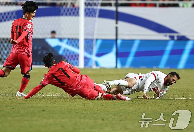 25일 오후 경기 수원월드컵경기장에서 열린 2026 국제축구연맹(FIFA) 북중미 월드컵 아시아 3차 예선 B조 8차전 대한민국과 요르단의 경기, 대한민국 양민혁이 요르단 무사 타마리에게 태클을 하고 있다. 2025.3.25/뉴스1 ⓒ News1 김도우 기자
