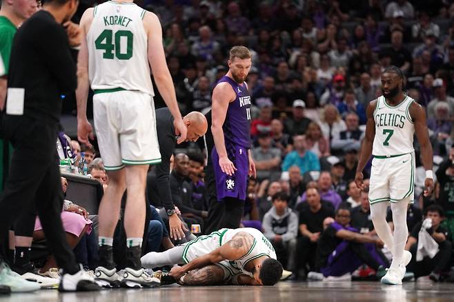 Mar 24, 2025; Sacramento, California, USA; Boston Celtics forward Jayson Tatum (0) lays on the ground after suffering an injury next to Sacramento Kings center Domantas Sabonis (11) in the third quarter at the Golden 1 Center. Mandatory Credit: Cary Edmondson-Imagn Images







<저작권자(c) 연합뉴스, 무단 전재-재배포, AI 학습 및 활용 금지>