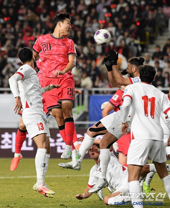 25일 수원월드컵경기장 열린 2026 FIFA 북중미 월드컵 아시아지역 3차 예선 대한민국과 요르단의 경기. 권경원이 헤더를 시도하고 있다. 수원=박재만 기자 pjm@sportschosun.com/2025.03.25/