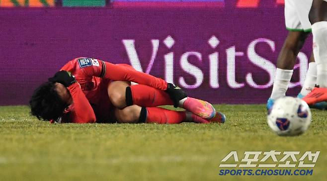 20일 고양종합운동장에서 열린 2026 FIFA 북중미 월드컵 아시아지역 3차 예선 대한민국과 오만의 경기. 이강인이 거친 태클에 넘어진 뒤 통증을 호소하고 있다. 고양=박재만 기자 pjm@sportschosun.com/2025.03.20/