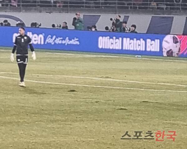 오만전 당시 쉽게 파이는 고양종합운동장 잔디. ⓒ스포츠한국 김성수 기자