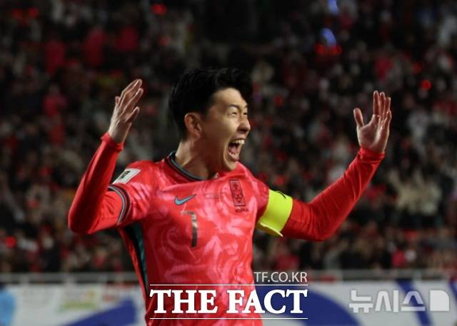 얼마나 마음고생이 컸으면...이재성의 선제골을 어시스트한 '캡틴' 손흥민의 격렬한 환호./수원=뉴시스