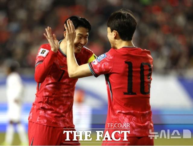 선제골을 합작한 손흥민(왼쪽)과 이재성./수원=뉴시스