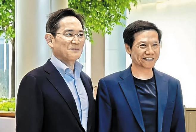 22일 중국 베이징의 샤오미 자동차 공장에서 만난 이재용(왼쪽) 삼성전자 회장과 레이쥔 샤오미 회장이 기념촬영을 하고 있다. /샤오미 웨이보