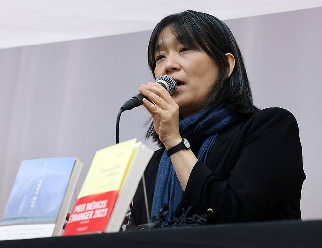 스웨덴 한림원은 10일(현지시간) 한국인 소설가 한강을 노벨 문학상 수상자로 선정했다. 한국 작가 가운데 노벨 문학상 수상은 한강이 처음이다. 사진은 작년 11월14일 열린 한강 작가 장편소설 ‘작별하지 않는다’ 프랑스 메디치 외국문학상 수상 기념 기자간담회 모습. (뉴스1DB)2024.10.10/뉴스1