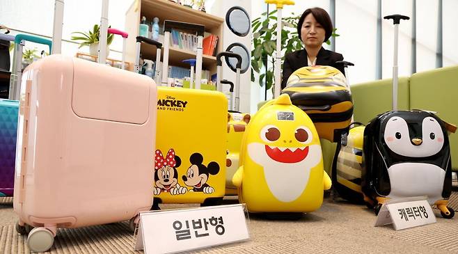 25일 세종시 정부세종청사에서 서울YWCA 생명운동팀 관계자가 시중에 판매되는 어린이용 캐리어 12개 브랜드, 13개 제품의 가격과 품질, KS규격과 어린이 제품 공통 안전기준에 따른 내구성·사용성 등 품질 관련 10개 시험평가 내용을 설명하고 있다. 2025.3.25/뉴스1