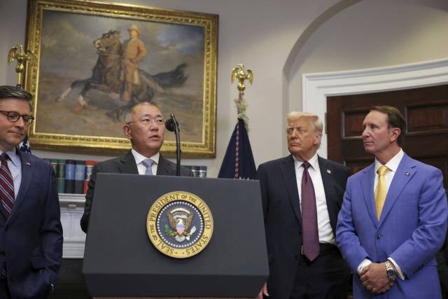 정의선(왼쪽 두 번째) 현대자동차그룹 회장이 24일(현지시간) 미국 워싱턴DC 백악관 루스벨트룸에서 도널드 트럼프(〃세 번째) 미국 대통령, 마이크 존슨(〃첫 번째) 미 하원의장, 제프 랜드리(〃네 번째) 루이지애나 주지사가 지켜보는 가운데 210억 달러(약 31조원) 규모의 대미 투자계획을 발표하고 있다.  워싱턴(미국) 로이터=연합뉴스