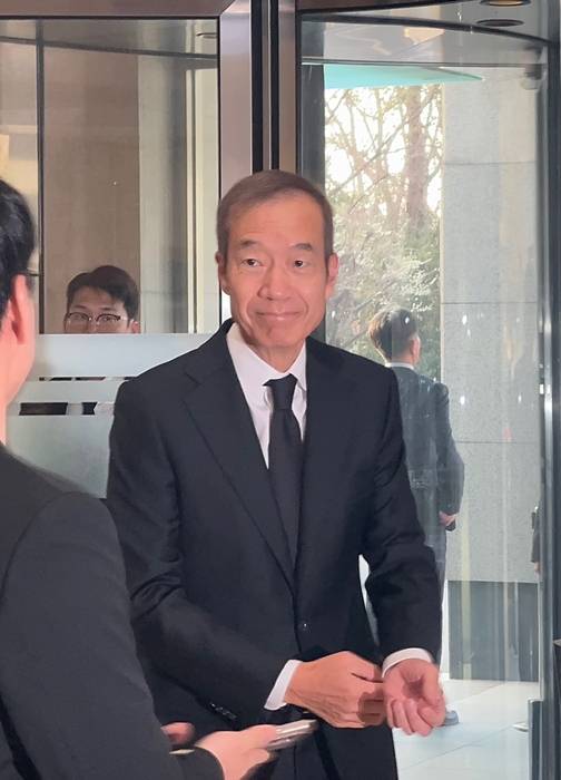 최치훈 전 삼성물산 사장이 25일 삼성서울병원 장례식장에 마련된 한종희 삼성전자 부회장 빈소에 방문하고 있다. (사진: 공동기자단)