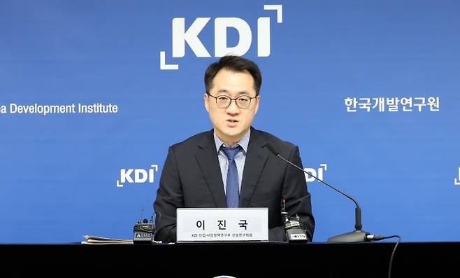 이진국 KDI 산업·시장정책연구부 선임연구위원이 25일 세종시 정부세종청사에서 콘텐츠 산업의 성장 추이와 국가 경제에 미치는 영향, 기업의 성장 요인 등을 설명하고 있다. 뉴시스