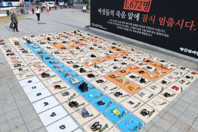 한국여성의전화가 지난해 11월25일 서울 종로구 보신각 앞에서 세계여성폭력추방주간을 맞아 여성 살해 규탄하는 ‘192켤레의 멈춘 신발’ 행위극을 진행하고 있다. 이들은 지난 15년간 친밀한 관계의 남성 파트너에 의해 살해된 여성과 주변인이 최소 1672명, 2023년 한 해 동안만 최소 192명이 목숨을 잃었다고 밝혔다. 백소아 기자 thanks@hani.co.kr
