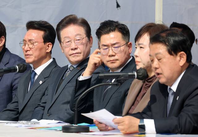 김병주 더불어민주당 최고위원(맨 오른쪽)이 지난 24일 서울 광화문 민주당 천막당사에서 열린 최고위원회의에서 발언하고 있다. 연합뉴스