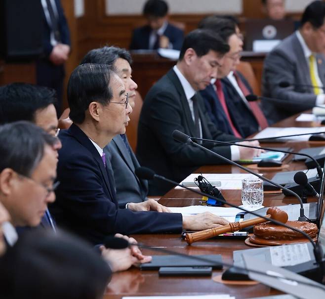 한덕수 대통령 권한대행이 25일 정부서울청사에서 열린 국무회의를 주재하고 있다. 연합뉴스