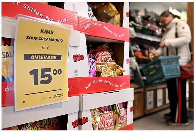 덴마크의 한 수퍼마켓에서 과자 가격을 안내할 때 유럽산 제품 여부를 표기하는 별표가 붙이고 있다. AFP