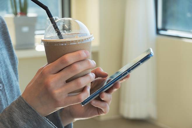 커피를 마셔도 잠이 잘 온다면 아데노신 수용체가 많거나 카페인 분해가 빠른 유전자를 가지고 있는 것일 수 있다./사진=클립아트코리아