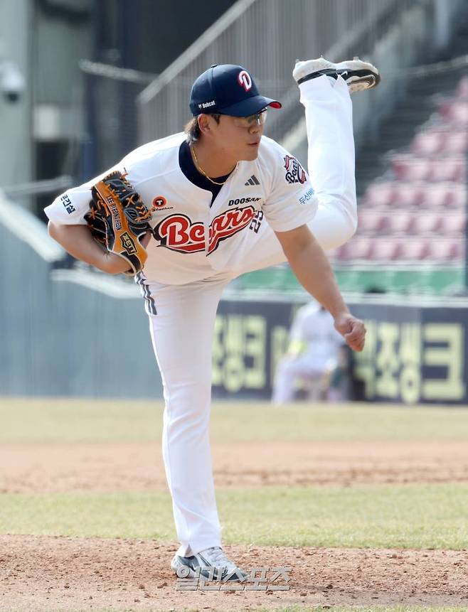 13일 오후 잠실야구장에서 열린 2025 프로야구 KIA 와 두산의 시범경기. 두산 투수 이병헌이 8회 등판 역투하고있다 잠실=정시종 기자 capa@edaily.co.kr /2025.03.13.
