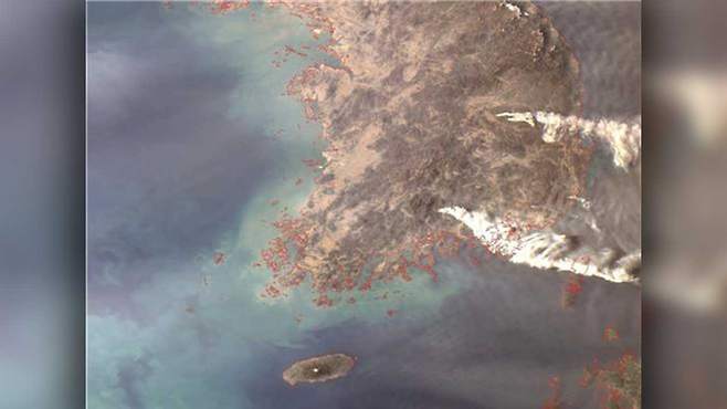 천리안 해양관측위성이 22일 오후 5시 15분 촬영한 산불 연기 [국립해양조사원 국가해양위성센터 제공]