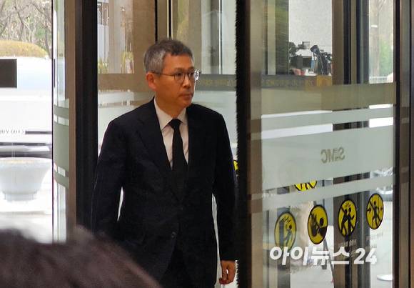 이정배 삼성전자 고문이 25일 서울 강남구 삼성서울병원 장례식장에 마련된 한종희 부회장의 빈소에 들어서고 있다. [사진=공동취재단]