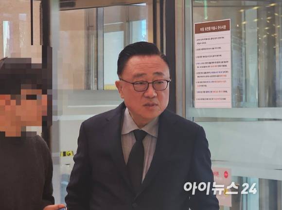 고동진 국민의힘 의원이 25일 서울 강남구 삼성서울병원 장례식장에 마련된 한종희 부회장의 빈소에 들어서고 있다. [사진=공동취재단]