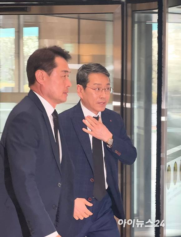 조주완 LG전자 사장이 25일 서울 강남구 삼성서울병원 장례식장에 마련된 한종희 부회장의 빈소에 들어서고 있다. [사진=공동취재단]