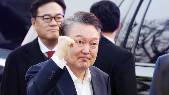 지난 8일 서울구치소에서 석방된 윤석열 대통령이 8일 서울 한남동 관저 앞에서 차에서 내려 지지자들에게 손을 들어 보이고 있다. 연합뉴스