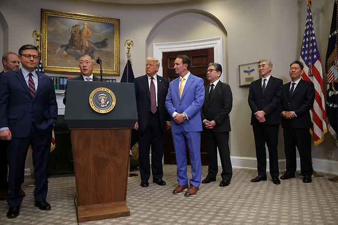 정의선 현대자동차그룹 회장이 24일(현지시간) 백악관 루스벨트룸에서 도널드 트럼프 미국 대통령 옆에 서서 대미 투자 계획을 발표하고 있다. 로이터연합뉴스