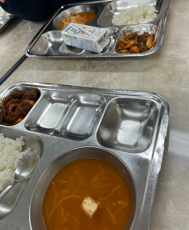 지난해 4월 한 온라인 커뮤니티에 올라온 서울 서초구의 한 중학교 급식. 온라인 커뮤니티 갈무리