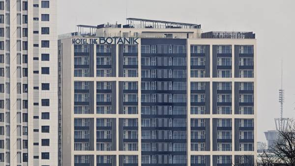 지난 24일 서울 청계광장에서 30배 줌으로 청계전 하류의 한 호텔을 찍었다. 정옥재 기자