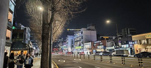 서울 도심에서 서울지방경찰청 야간 간판을 멀리서 찍었다. 정옥재 기자