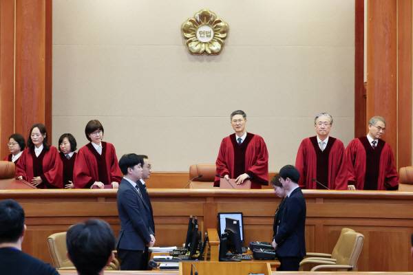 한덕수 국무총리 탄핵 심판 선고일인 24일 헌법재판소 심판정에 재판관들이 입장하고 있다. 사진공동취재