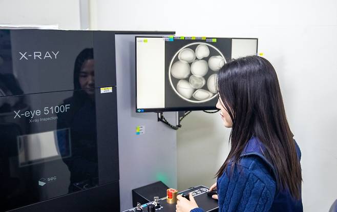 종자 활력을 검정하는 모습. 한국수목원정원관리원