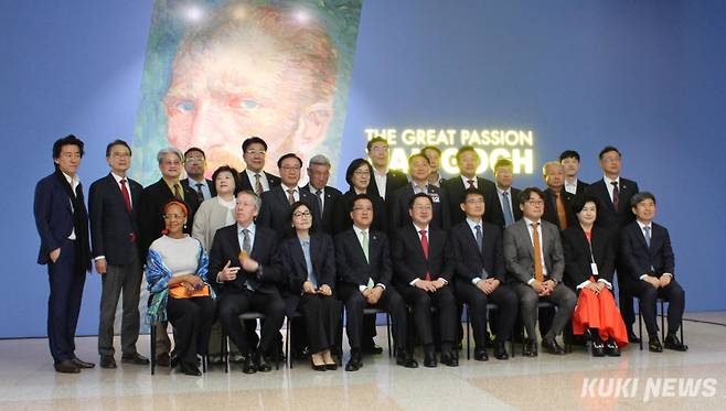 24일 대전시립미술관에서 열린 반 고흐 전 개막식에서 이장우 대전시장, 반 더 플리트 주한 네덜란드 대사, 조원휘 대전시의회 의장, 서철모 대전 서구청장, 김한모 HMG 회장, 진종재 대전 MBC 사장, 윤의향 대전시립미술관장, 서순주 서울센터뮤지엄 대표, 남상현 대전일보 부회장, 김영삼 대전시의회 제1부의장, 황정아 대전시의회 제2부의장, 정명국· 송인석· 민경배· 이상래· 이병철· &nbsp;이중호· 송활섭· 안경자· 박주화 대전시의원, 백춘희 문화재단 대표 등 지역 문화예술인과 주요 내·외빈이 참석해 기념사진을 촬영하고 있다. 사진=명정삼 기자