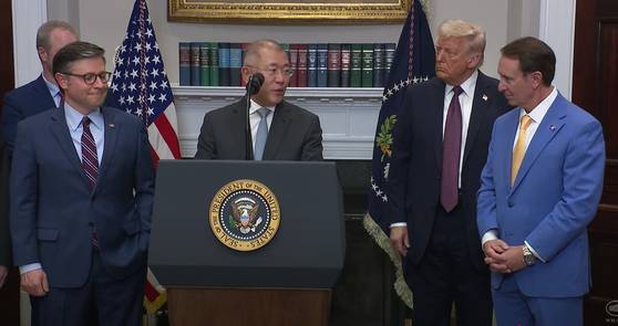 정의선 현대차그룹 회장(오른쪽 세번째)이 24일(현지시간) 미국 워싱턴 DC 백악관에서 도널드 트럼프 미국 대통령(오른쪽 두번째) 등이 참석한 가운데 210억 달러 규모의 대미 투자 계획을 발표하고 있다. [사진=백악관 유튜브 캡처]