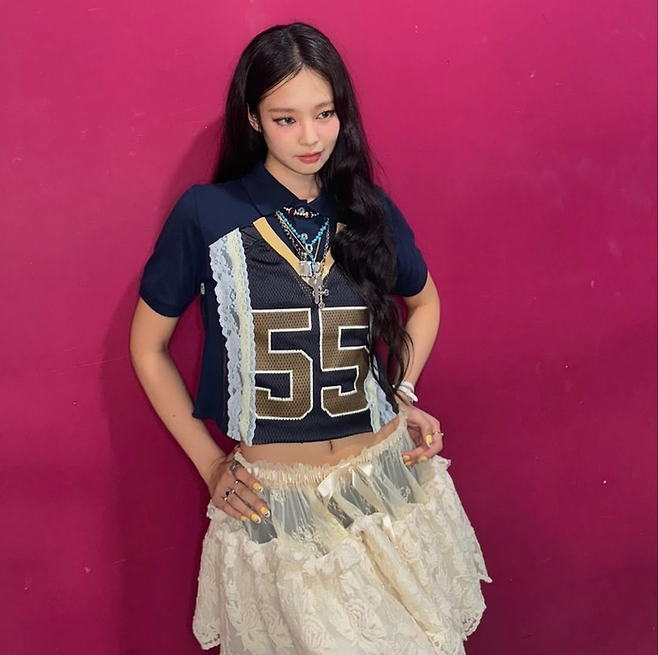 스포티한 상의에 프릴 스커트를 믹스매치한 제니. 제니 인스타그램