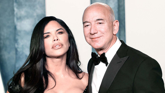 제프 베이조스(오른쪽)와 로런 산체스(왼쪽)가 2023년 3월 12일 캘리포니아 비벌리힐스에서 열린 95회 오스카 파티에 참석한 모습.  [사진 출처 = AFP연합뉴스]