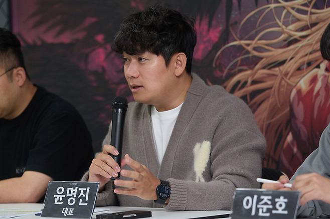 윤명진 네오플 대표가 24일 간담회에서 '퍼스트 버서커: 카잔'을 소개하고 있다. 넥슨