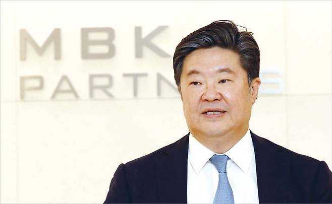 MBK파트너스의 홈플러스 기습 회생 신청 이후, PEF를 향한 비판이 거세다. 약탈적 자본과 기회주의적 행태 등을 향한 비난이 쏟아진다. 사진은 김병주 MBK파트너스 회장. (매경DB)