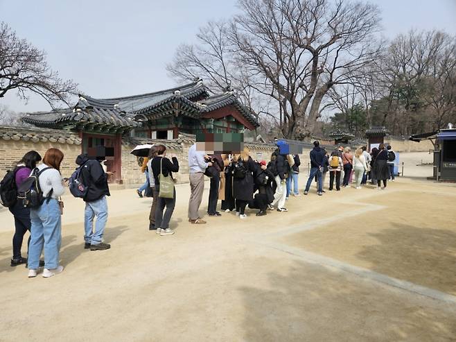 25일 오전 서울 종로구 창덕궁에서 관광객들이 후원 입장을 기다리고 있다./사진=박상혁 기자.