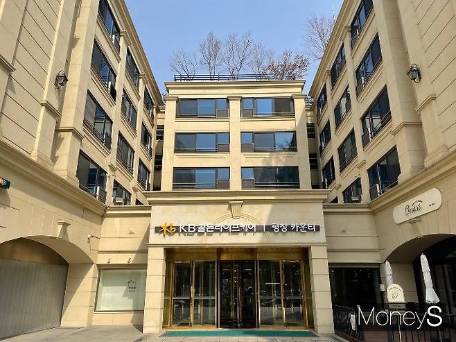 KB라이프 요양 자회사 KB골든라이프케어가 운영하는 평창 카운티는 노후를 편안히 보내고 있는 입주민들로 가득했다. 사진은 서울 종로구에 있는 평창 카운티 전경. /사진=유찬우 기자