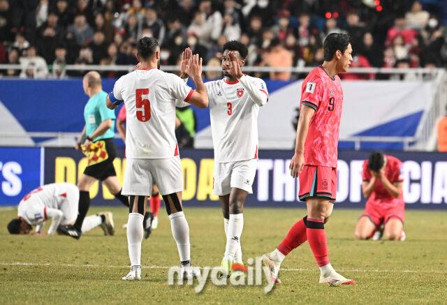 요르단 선수들이 25일 오후 경기도 수원시 수원월드컵경기장에서 열린 '2026 북중미 월드컵 아시아지역 3차예선 B조 8차전' 대한민국과 요르단의 경기에서 1-1로 비긴 뒤 환호하고 있다./송일섭 기자