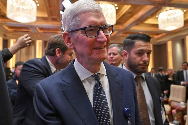 팀 쿡 애플 최고경영자(CEO)가 지난 23일(현지시간) 베이징 댜오위타이 영빈관에서 열린 중국 개발 포럼 개막식에 참석하고 있다. [AP]