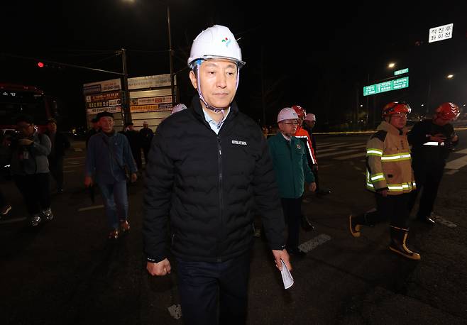 오세훈 서울시장이 24일 싱크홀(땅 꺼짐) 사고가 발생한 서울 강동구 대명초등학교 인근 사거리를 찾아 이동하고 있다. [연합]