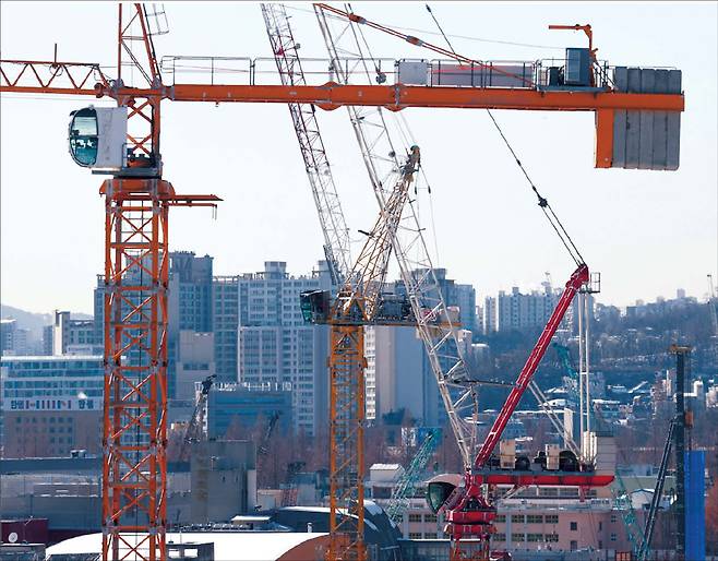 서울 시내 한 아파트 재건축 공사 현장 모습  [연합]