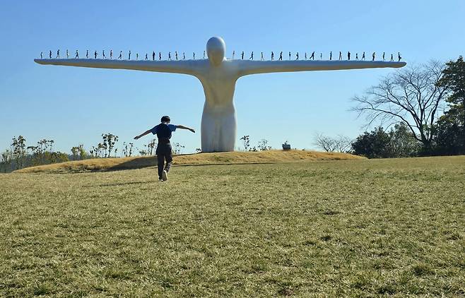 산이정원에 있는 조각 작품 ‘브릿지 오브 휴먼’
