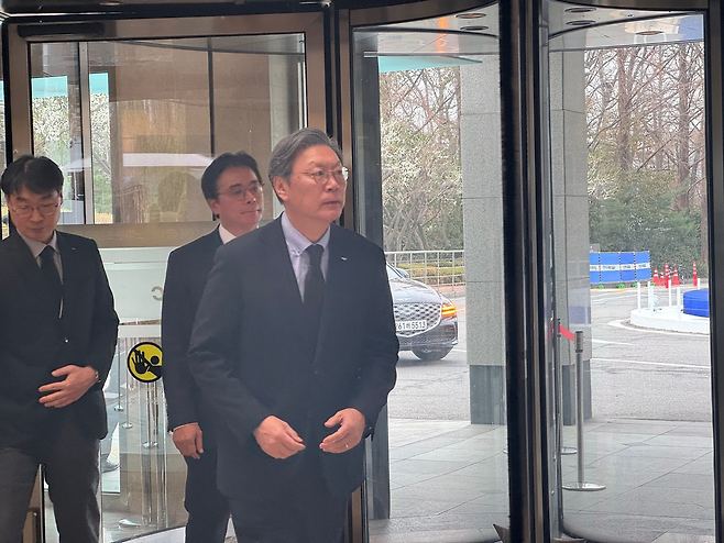 김창범 한국경제인협회 상근부회장이 고 한종희 삼성전자 부회장 빈소에 방문한 모습  [공동취재단]