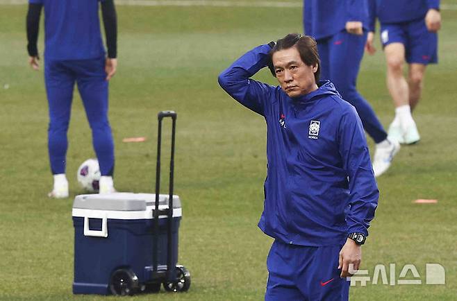[수원=뉴시스] 김근수 기자 = 홍명보 대한민국 축구 국가대표팀 감독이 24일 경기 수원월드컵경기장에서 북중미 월드컵 아시아 3차예선 요르단전을 앞두고 공식 훈련 도중 생각에 잠겨 있다. 2025.03.24. ks@newsis.com